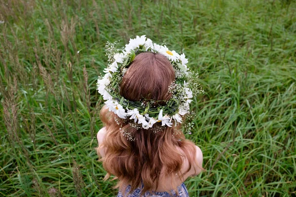 Portré, fiatal, csinos nő a köröcske Kamilla virág — Stock Fotó