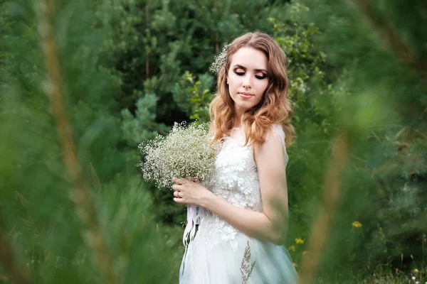 Jonge mooie bruid in witte trouwjurk buitenshuis, make-up en — Stockfoto