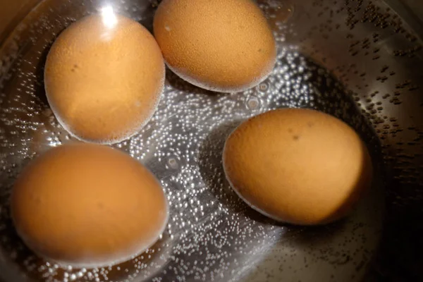 卵は鍋でゆでる — ストック写真