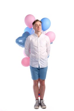 Gülümseyen ve gre içinde holding Beyaz tişörtlü yakışıklı beyaz adam