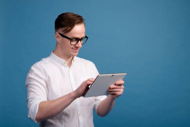 Yakışıklı beyaz adam beyaz gömlek kullanım tablet, bl gözlük var