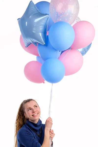 Beau caucasien rousse fille en bleu pull sourire et tenir — Photo