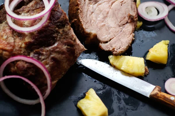 Stukken gebakken vlees met groenten en ananas liggen aan boord — Stockfoto