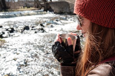Kızıl saçlı deri ceket, uzun saçlı zencefil kız örgü kırmızı c
