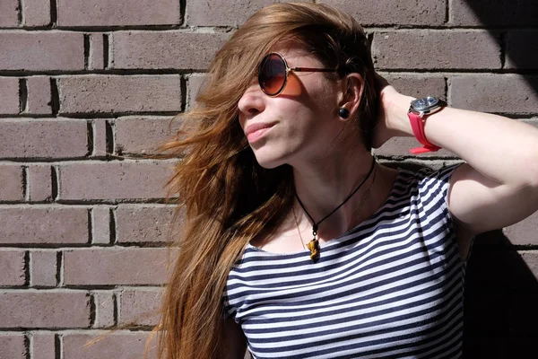 Retrato de jovem ruiva mulher em óculos de sol — Fotografia de Stock