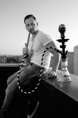 adam sigara nargile çatıda