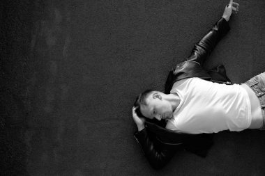 adam çatıda rahat poz yatan 