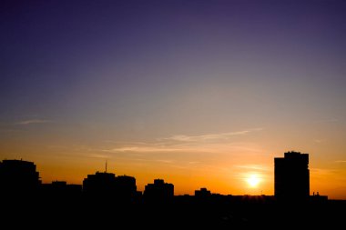 Günbatımı şehir silueti
