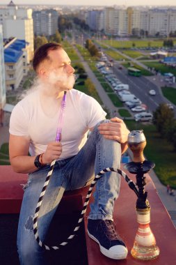 adam sigara nargile'nde Günbatımı binanın çatı