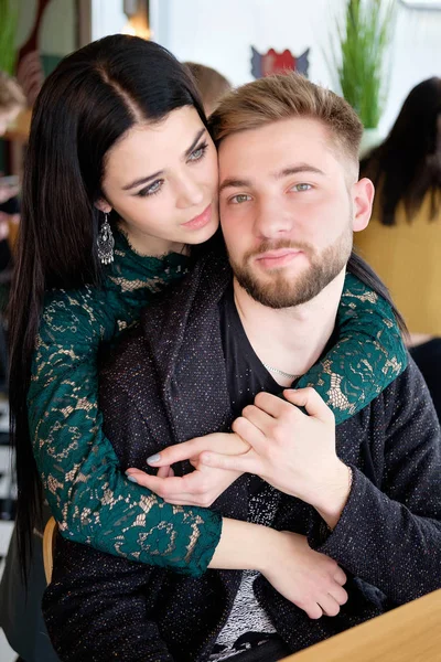 Retrato de branco jovem casal no café — Fotografia de Stock