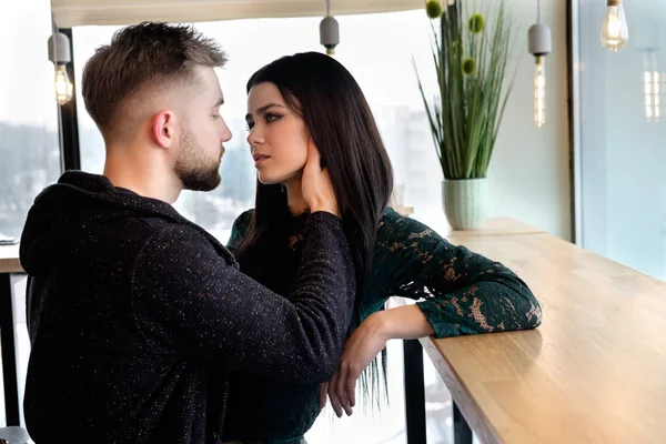 Jovem casal no café olhando com paixão uns aos outros — Fotografia de Stock