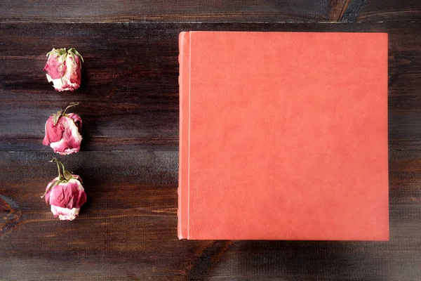 Brown álbum de casamento com flores rosa decoração em madeira marrom — Fotografia de Stock