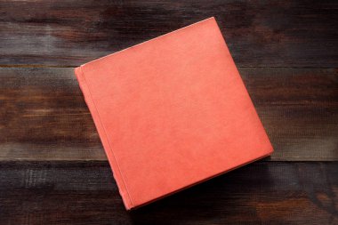 Kahverengi düğün albüm yalan kahverengi ahşap zemin üzerine