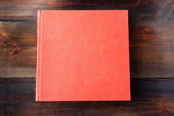 Rotes Hochzeitsalbum auf braunem Holzgrund — Stockfoto