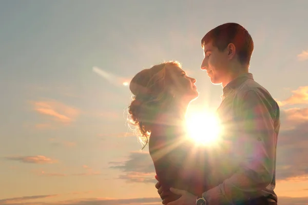 Szczęśliwy uśmiechający się piękny para w lato miód zachód słońca — Zdjęcie stockowe