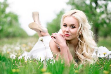 Harika sarışın gelin yalanımı çimen çiçek açan elma bahçesinde