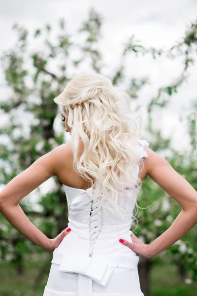 Jeune jolie mariée avec des boucles n robe de mariée blanche à l'extérieur, vi — Photo