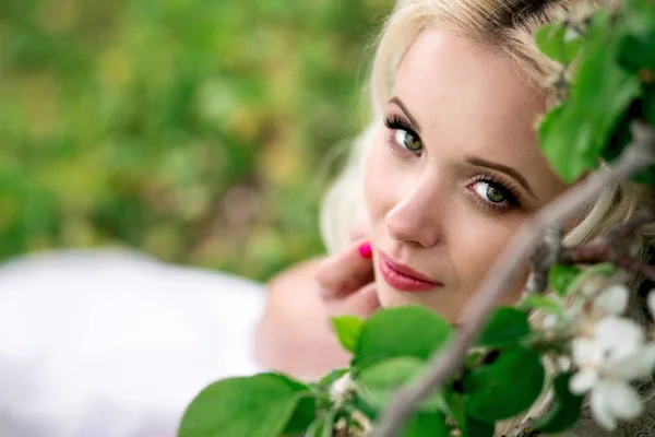 Portrét mladého hezká blondýnka žena nebo nevěsta v kvetoucí apple — Stock fotografie