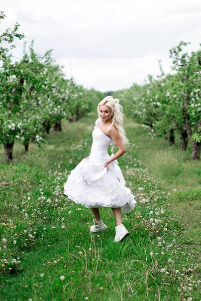 Portret van jonge mooie blonde bruid in witte trouwjurk uit — Stockfoto