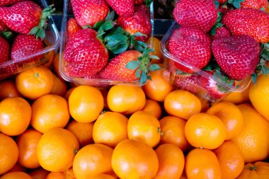 mandalina ile çilek pazarında. Arka plan.