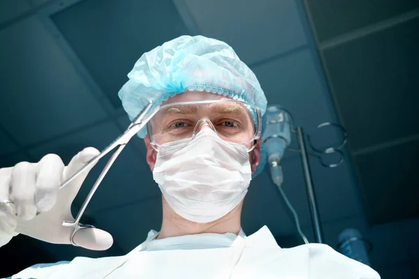 Cirujano en el trabajo, retrato en la sala de emergencias — Foto de Stock
