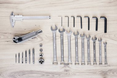 Ahşap arka plan üzerinde doğru sırayla araçlar katlanmış. Üstten Görünüm