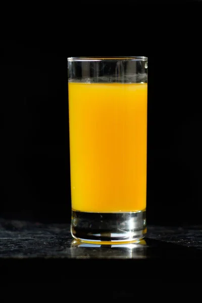 Pohár narancslé, a táblázat konyha — Stock Fotó