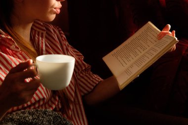 cof içme kitap okuma gömlek Kızıl kızıl saçlı kız soymak