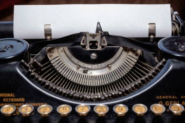 Boş kağıda sahip daktilo