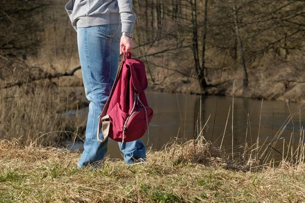 Concepto de viaje. Pelirroja pelirroja vestida con jeans y ho gris — Foto de Stock