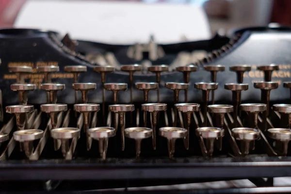 Vista próxima do teclado da máquina de datilografia mecânica retro velha — Fotografia de Stock