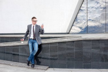 yürürken telefonda konuşurken işadamı