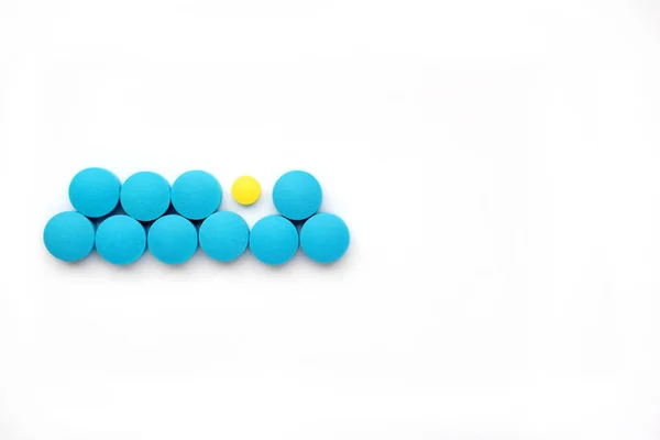 Hoop blauwe tabletten en gele tablet op witte achtergrond kopie — Stockfoto