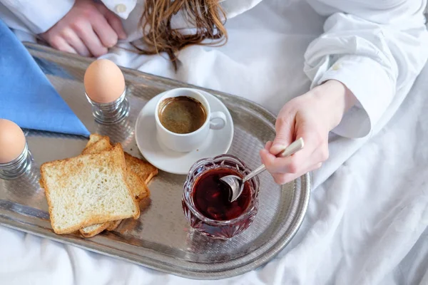 Frühstück im Bett im Hotel. — Stockfoto