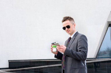 yürürken telefonda konuşurken işadamı