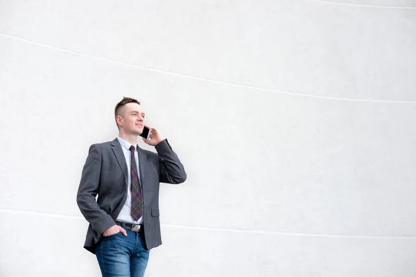 Beszél a telefonon járás közben üzletember — Stock Fotó