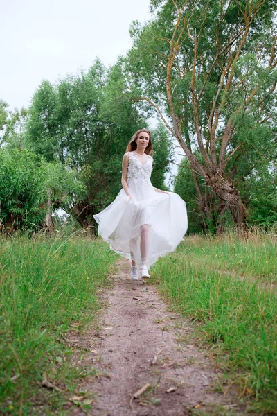 Portrét mladého hezká nevěsta v bílé svatební šaty venku r — Stock fotografie