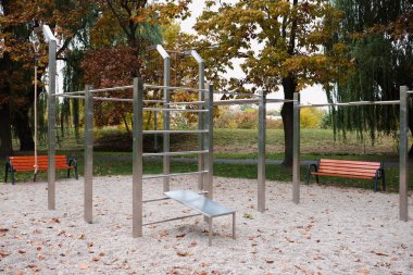 Şehir dışında spor salonu ve geçiş için eğitim sahası