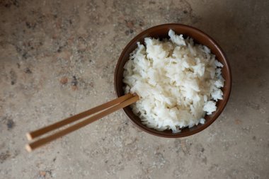 Kahverengi kil kasede geleneksel pirinç, yukarıdan görünüyor.