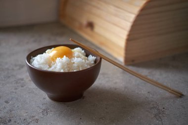 Tamago kake gohan ve çiğ yumurta.