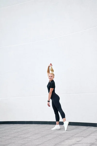 Retrato Una Joven Atractiva Mujer Deportiva Con Ropa Deportiva Negra —  Fotos de Stock