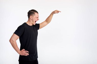 Duygular. Vücut dili. Erkeklerin egemenliği. Kızgın saldırgan şeytan.