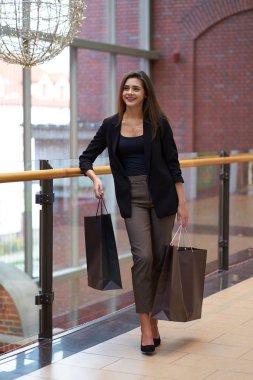 Satışlar. Alışverişe. Zarif bir pıhtı takan çekici bir kız.