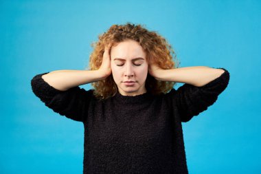 Duygular ve duygular. - Duymak istemiyorum. Öfkeli, korkmuş kızıl.