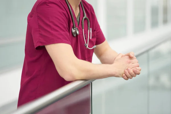 Médico caucásico manos en corredores de la clínica, se centran en la mano vinculada — Foto de Stock