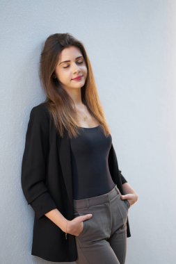 Moda. Beyaz B yakınlarında genç ve çekici bir kadının yakın plan portresi.