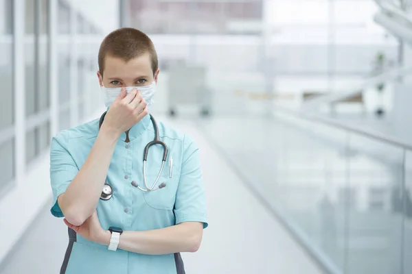 Retrato Mujer Caucásica Pelo Corto Médico Con Máscara Médica Espacio — Foto de Stock