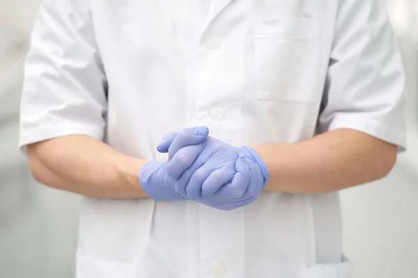 Manos Doctor Vestidas Con Guantes Médicos Gesto Confiado —  Fotos de Stock