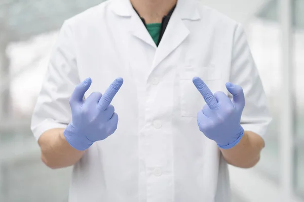 Médico Mostra Gesto Dedos Médios Por Mãos Desgastadas Luvas Médicas — Fotografia de Stock