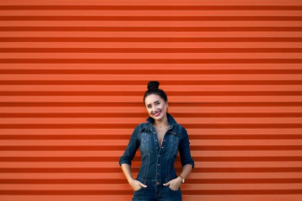 Menina Elegante Jovem Alegre Bonita Com Sorriso Encantador Penteado Bonito — Fotografia de Stock